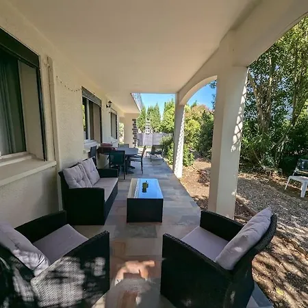 Apartment F3 Rdc Jardin Clot Et Piscine Privatifs, Proche Toutes Activites !