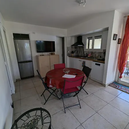 Apartment Calme Proche Toutes Activites, F3 Avec Parking, Jardin, Piscine, Wifi, Clim Dans Propriete Privee