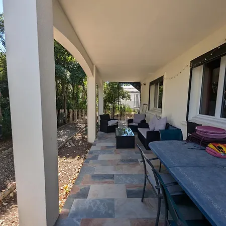 Apartment Calme Proche Toutes Activites, F3 Avec Parking, Jardin, Piscine, Wifi, Clim Dans Propriete Privee