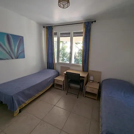 Daire Calme Proche Toutes Activites, F3 Avec Parking, Jardin, Piscine, Wifi, Clim Dans Propriete Privee