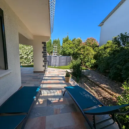 Calme Proche Toutes Activites, F3 Avec Parking, Jardin, Piscine, Wifi, Clim Dans Propriete Privee