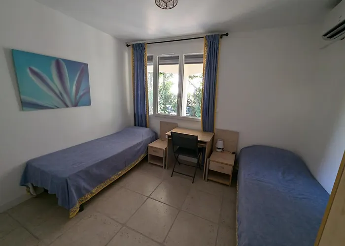 Daire Calme Proche Toutes Activites, F3 Avec Parking, Jardin, Piscine, Wifi, Clim Dans Propriete Privee